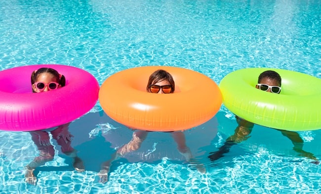 infância em condomínio, brincadeiras na piscina