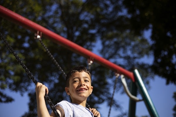 playgrounds em condomínios modernos, crianças brincando